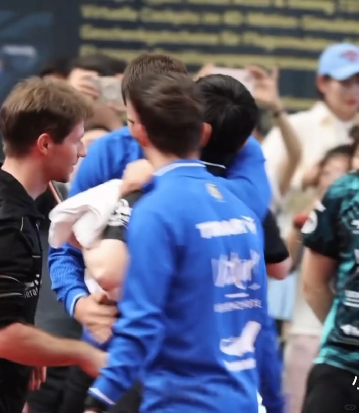 存一帧小东与小弗队长相拥的画面。 