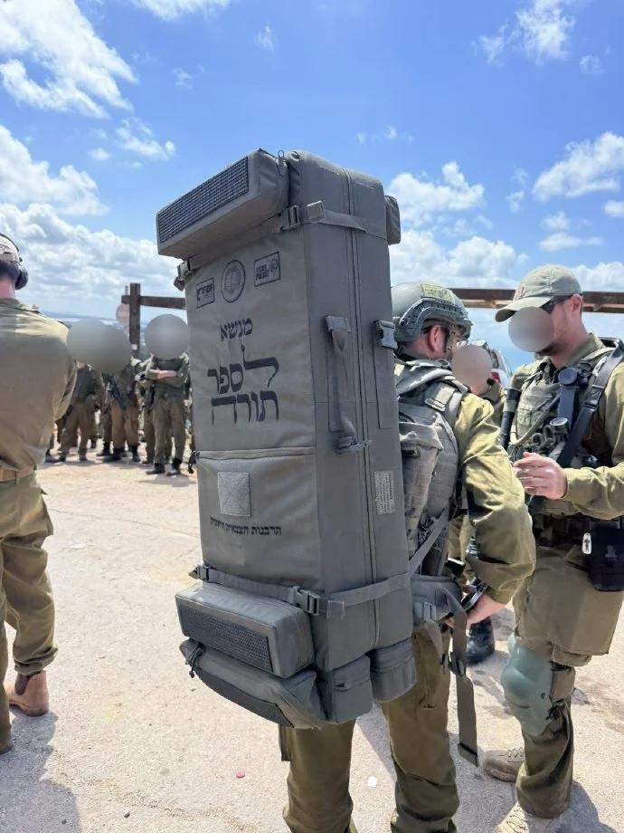 4月16日，据以色列媒体报道，以色列军队每一次作战中，派出专人背着“托拉圣卷”去