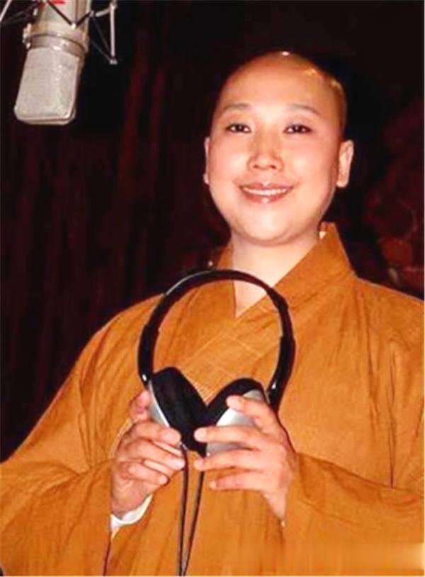 歌手李娜出家一直是娱乐圈的一个谜。李娜曾凭借《青藏高原》等经典歌曲红遍大江南北，