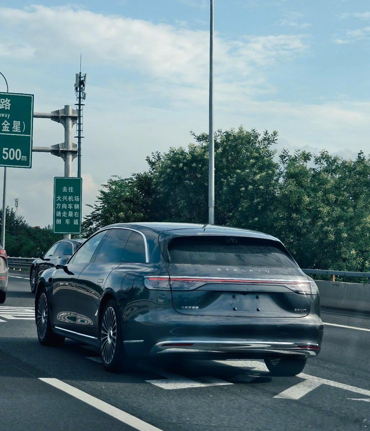 有网友在路上拍到了享界S9T实车！ ​​​