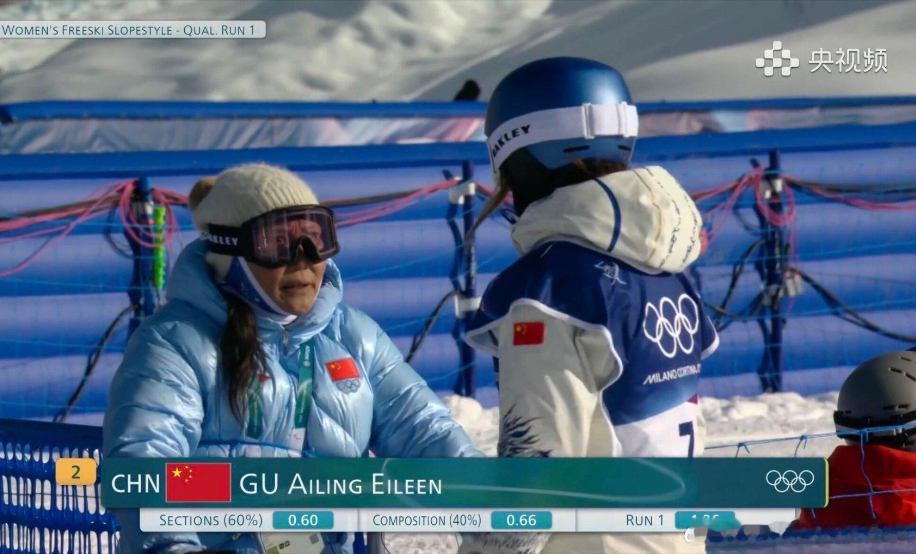 谷爱凌第一滑摔倒突发状况！谷爱凌资格赛第一轮摔倒，在刚才举行的米兰冬奥女子坡面障