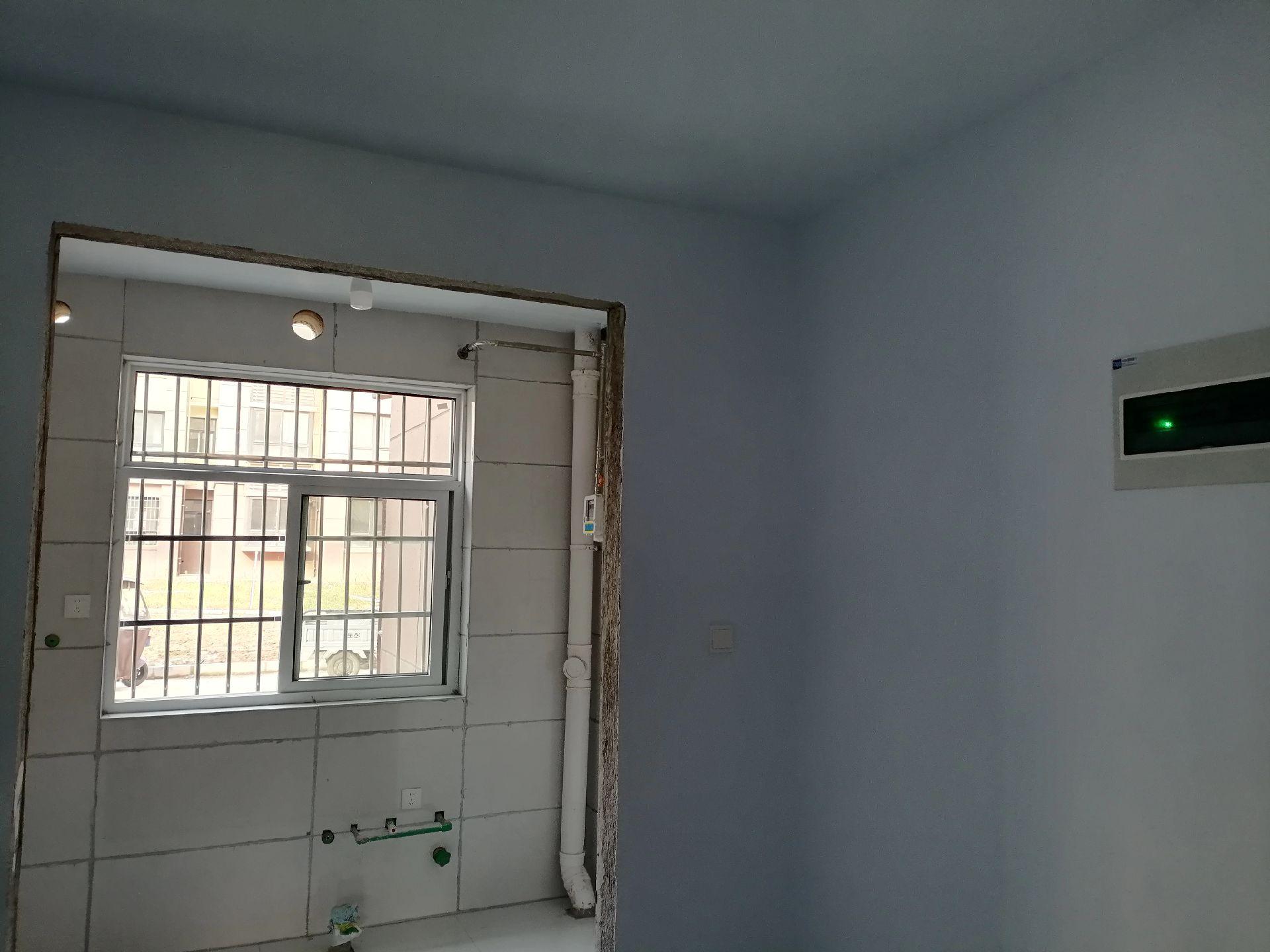 小区安置房，老先生辛苦一辈子，全屋只刷了涂料，不扣顶不包管，连塑钢窗户...