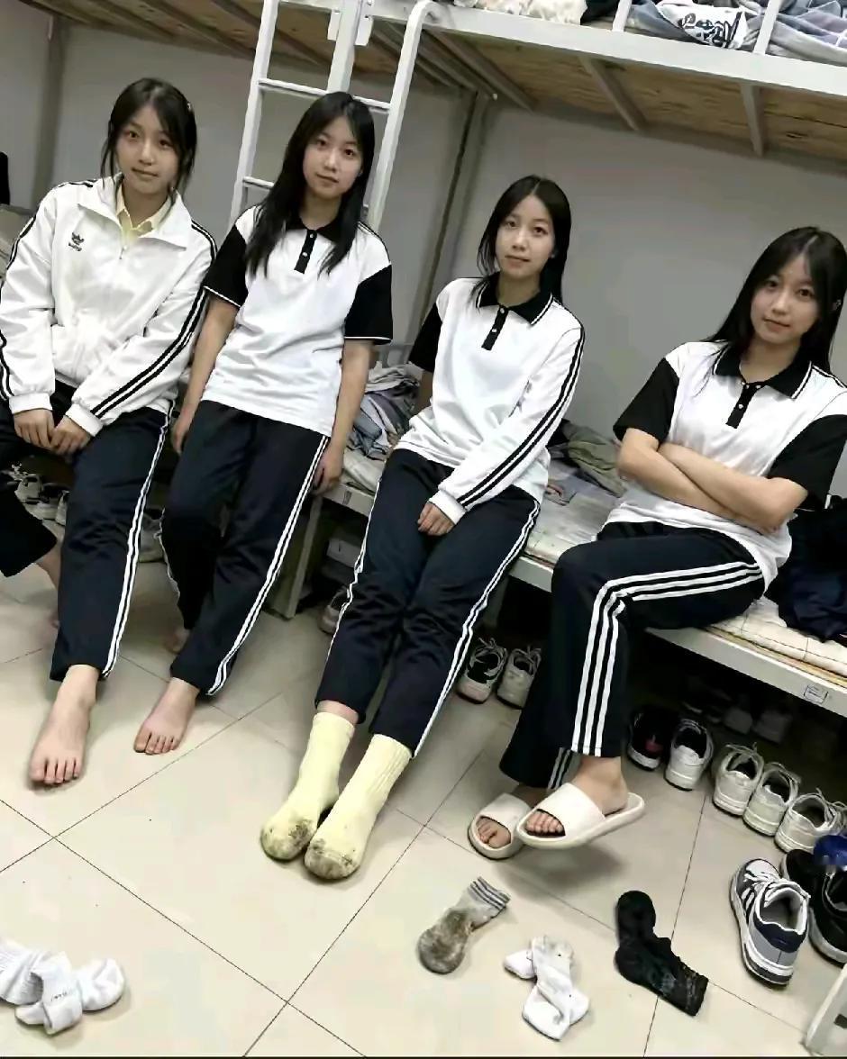 女生寝室最多的是鞋，最乱的还是鞋。