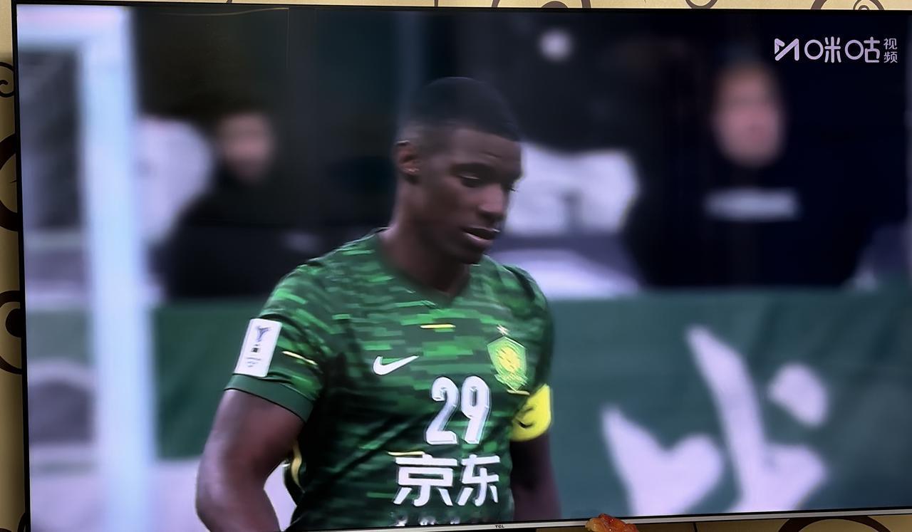 北京国安不争气啊！
没想到足协杯冠军在亚冠赛场也输球了！
北京国安的球员也许还没