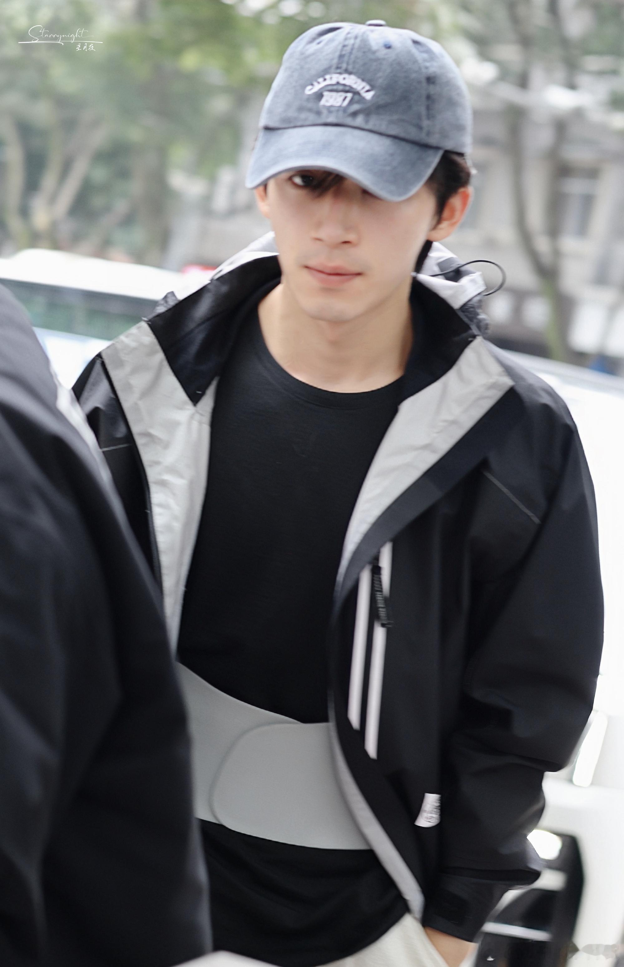 王星越暴虎上班，这哥素颜毫无偶像包袱，胡子拉碴的贴近角色 