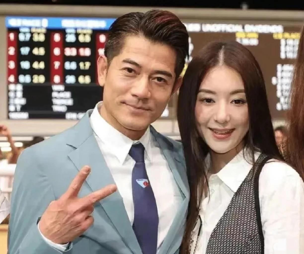 郭富城，
老的很安详。
虽然手上青筋毕露，但是那一头密发让多少8090后羡慕[捂