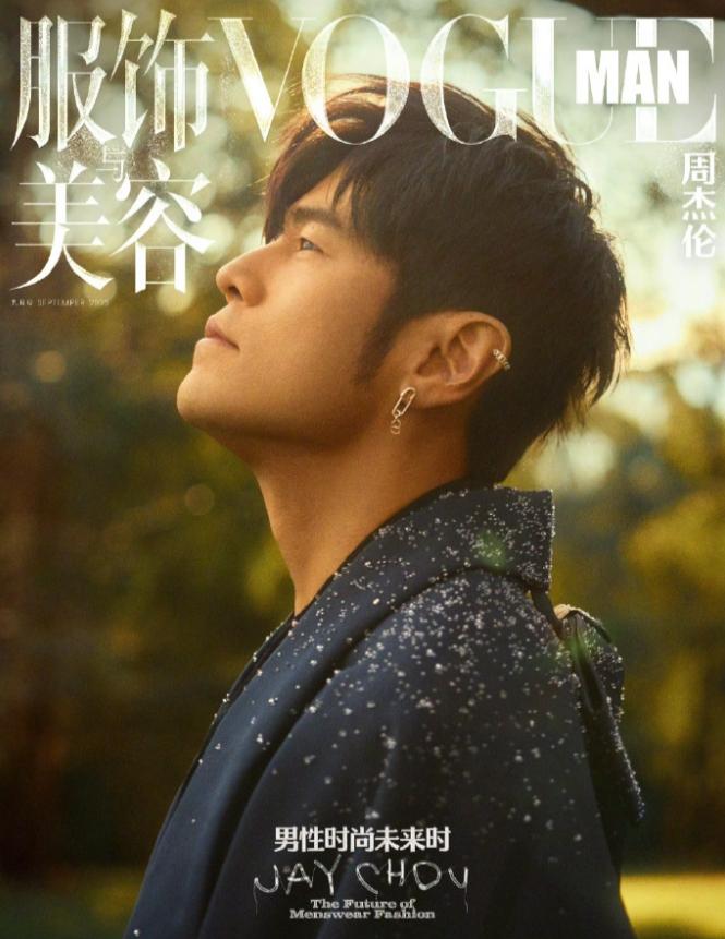 《VOGUE MAN》创刊号有三位男性
一个是易烊千玺，另一个是周杰伦，还有一个