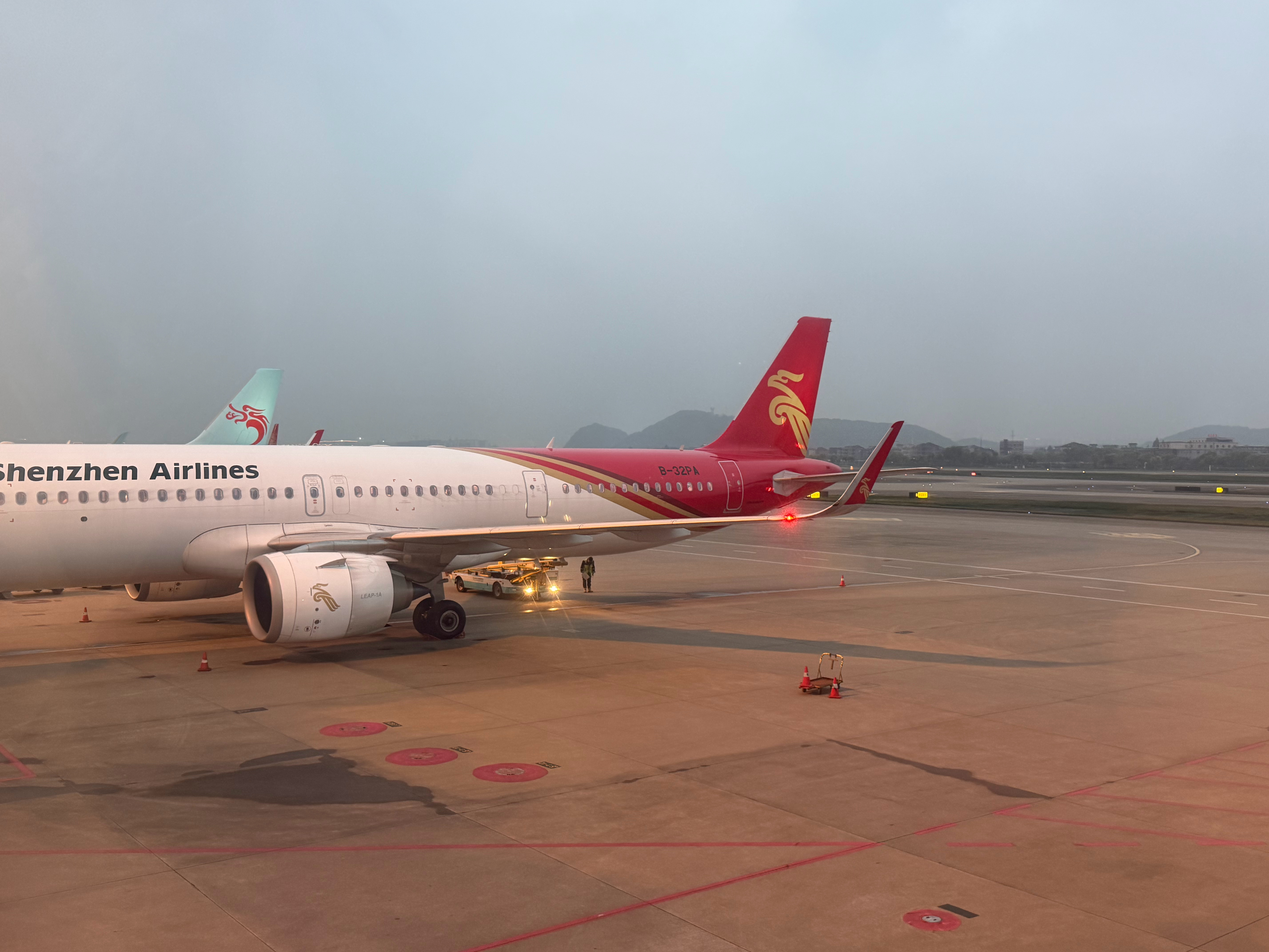 到杭州了 晚上去西湖边散步 一个人 杭州·杭州萧山国际机场