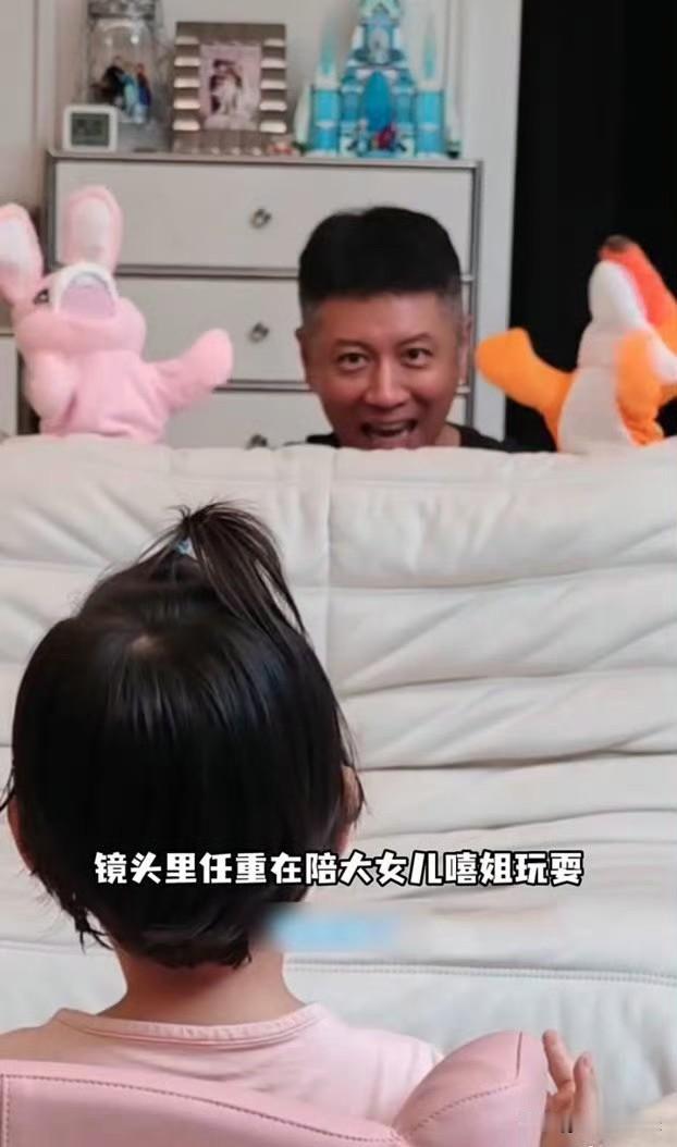 孙骁骁难得发视频晒出了老公和女儿。视频里，两鬓已经有些花白的任重正和3岁的女儿嘻