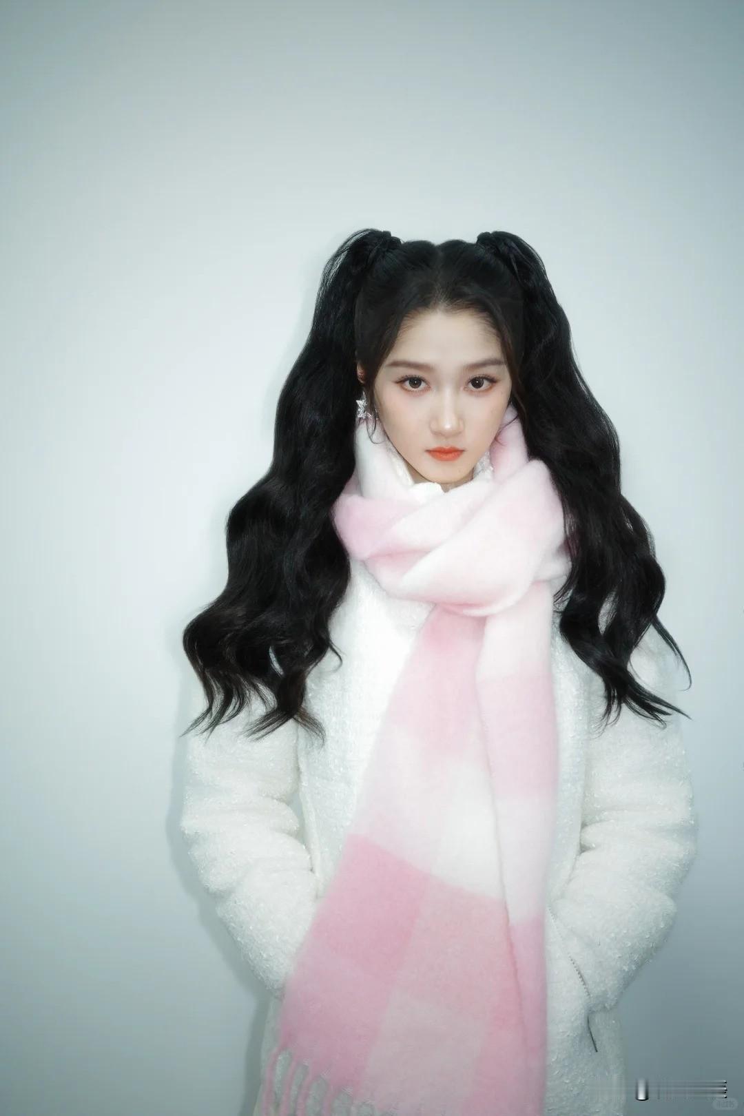 新年flag都看了吗？
关晓彤的愿望清单里没有“恋爱”，
只有“好好演戏、多学习