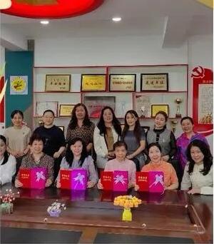 参加内蒙古牙克石市第二小学退休教师欢送仪式的老师，条友有认识的吗？
​