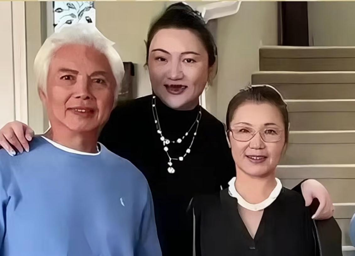 她曾是银幕上最动人的红牡丹，病魔来时，他一夜白头。
没喊苦，没退场，45年，一碗