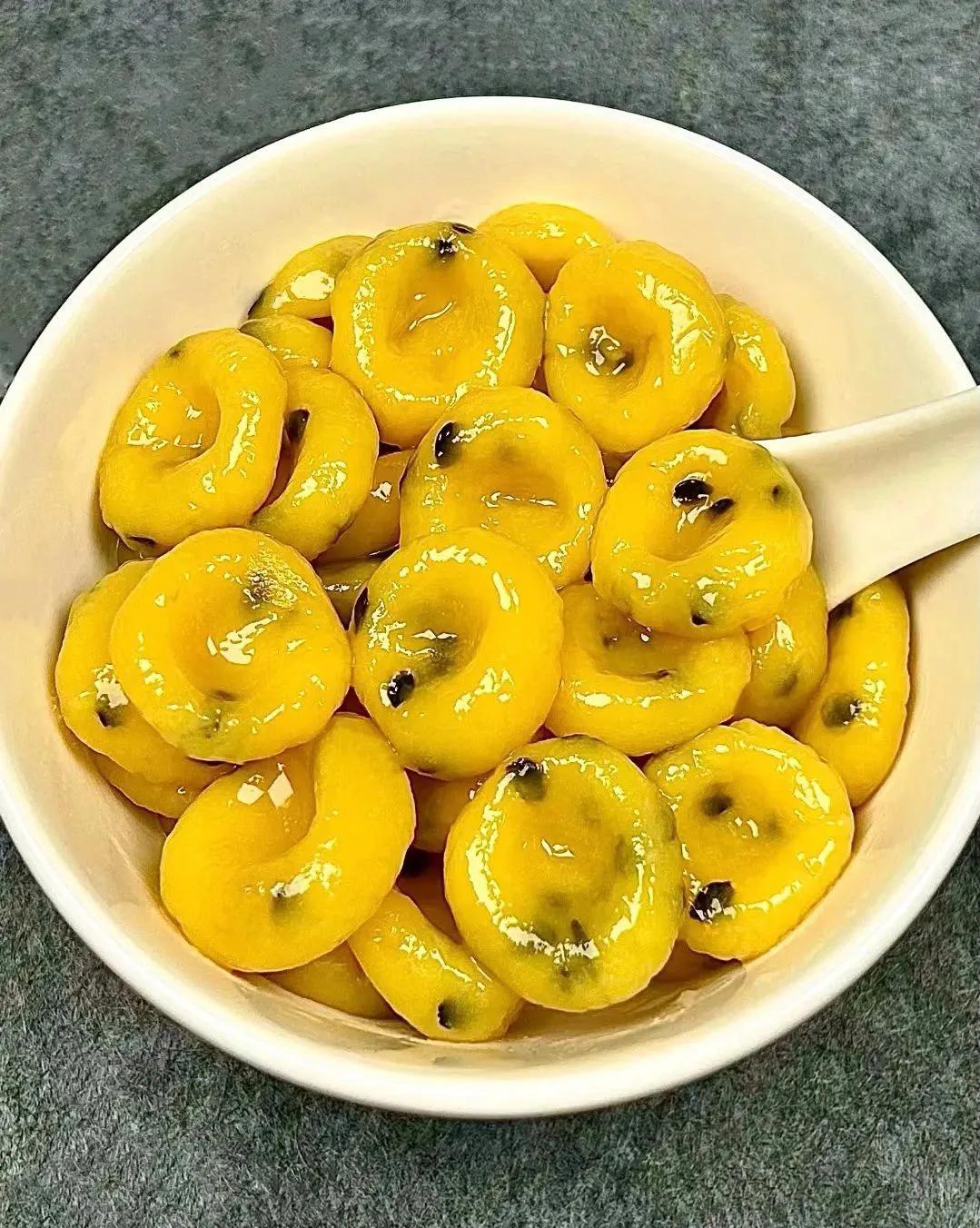 这是谁发明的吃法!给我站出来!
       雪碧百香果啵啵!这简直比珍珠还好吃