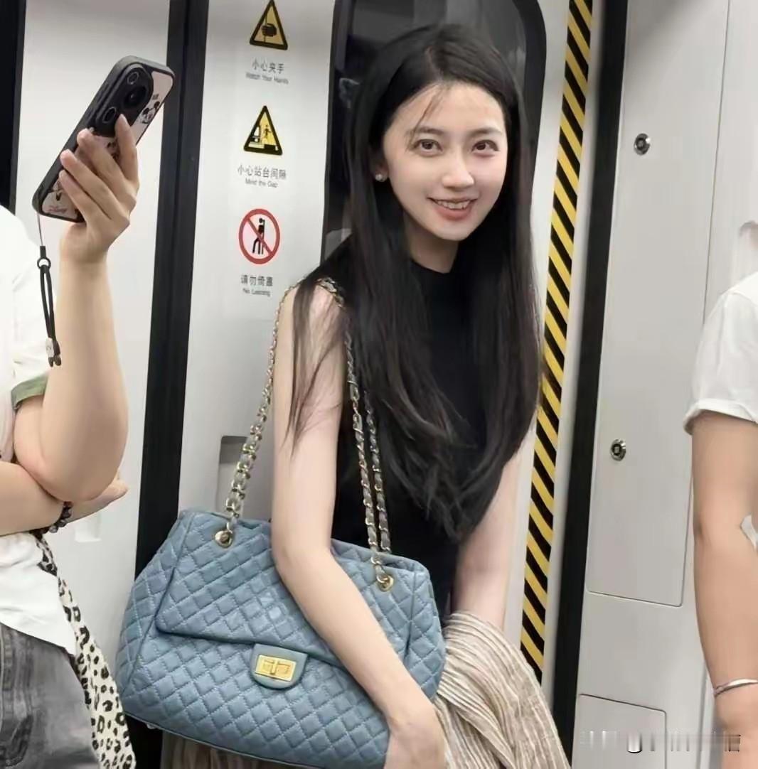 美女地铁对我笑，什么意思，让我一夜未眠！