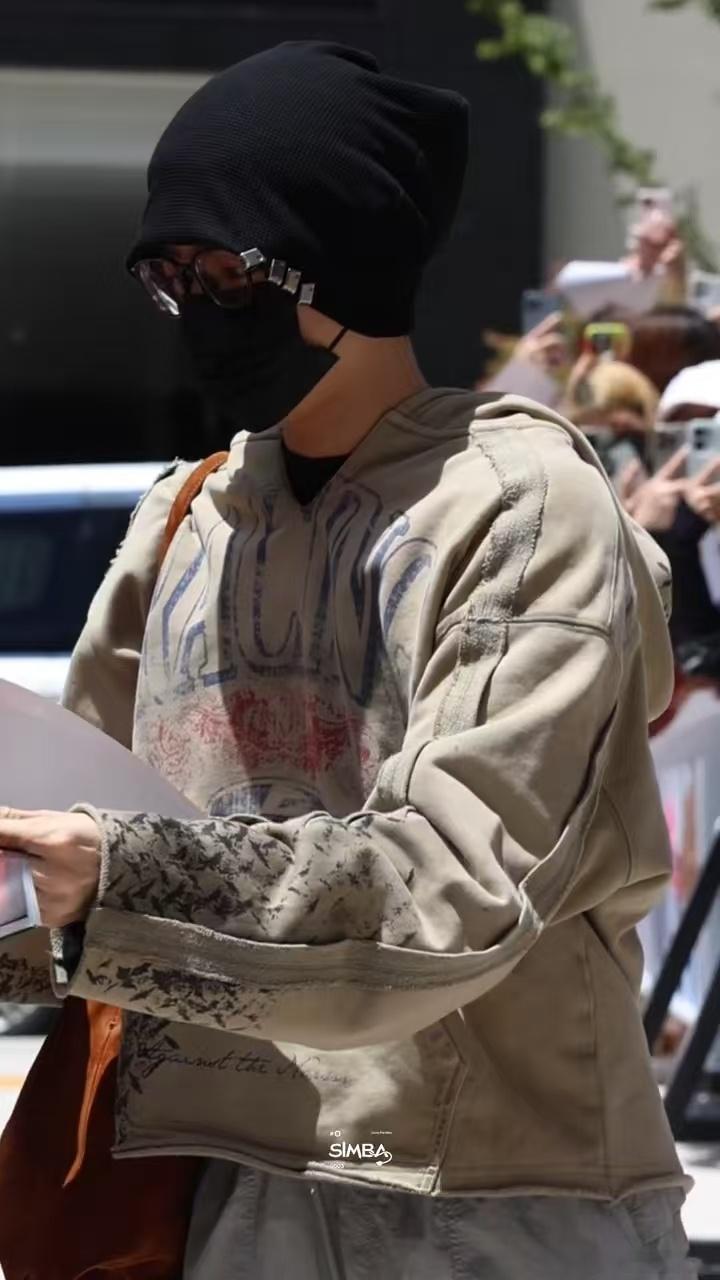 偶遇侯明昊发传单 侯明昊的发传单路透已经在朋友圈刷屏了，今天的热度都是他的 侯明