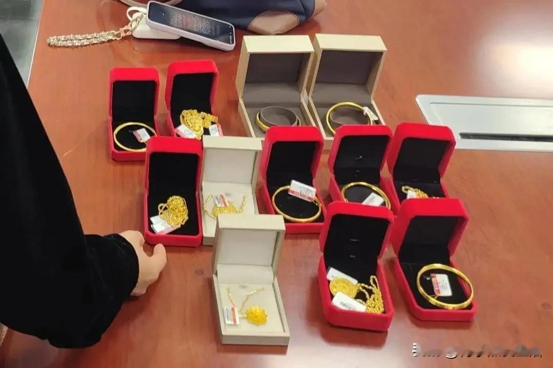 你有没有想过，穿着家居服、素面朝天冲进金店，一上来就说“不挑款式，给我拿最贵的”