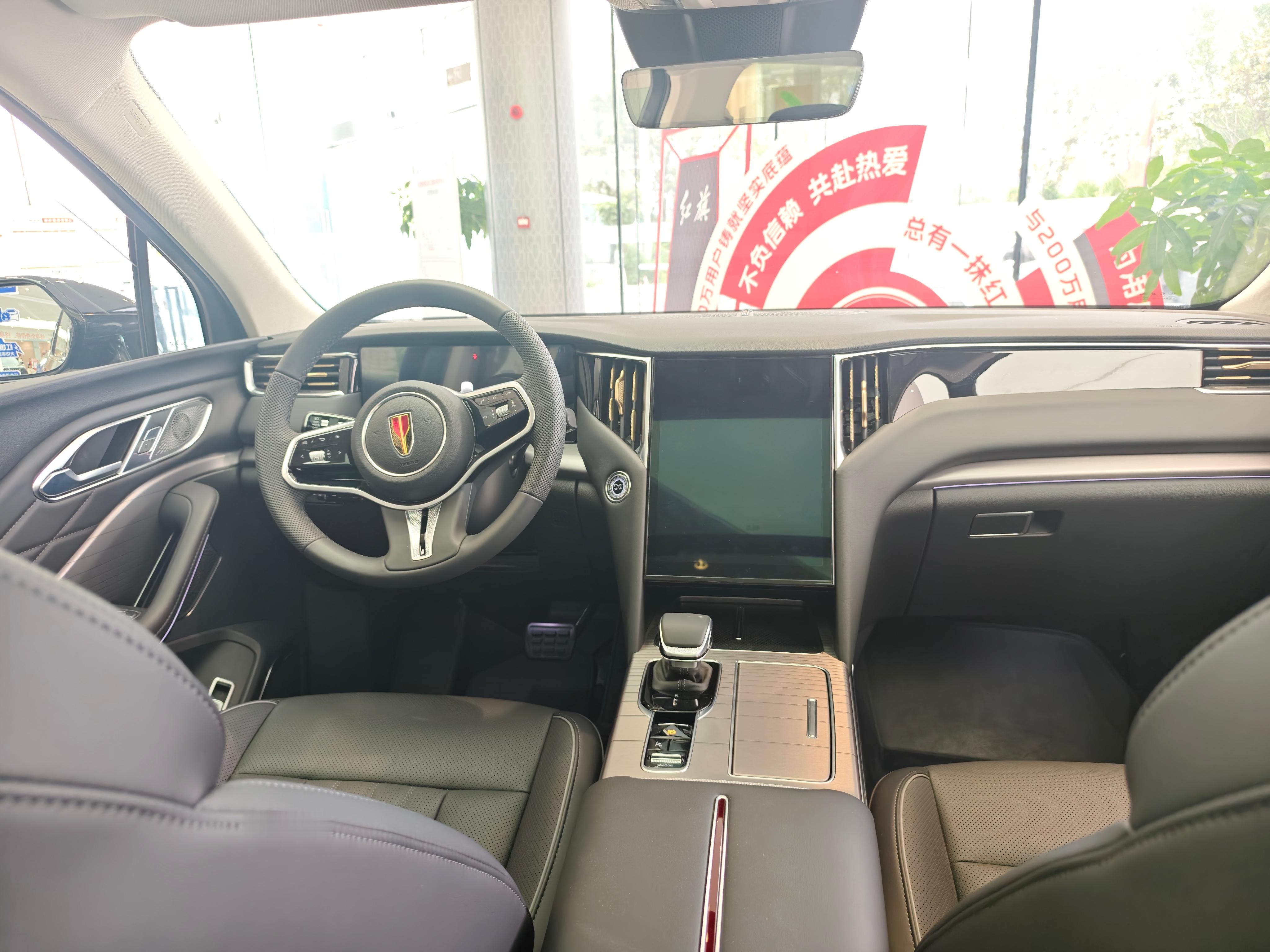 红旗HS7指导价30几万的车，最重要的第二排座椅，居然又硬又薄，两个独立的小板凳