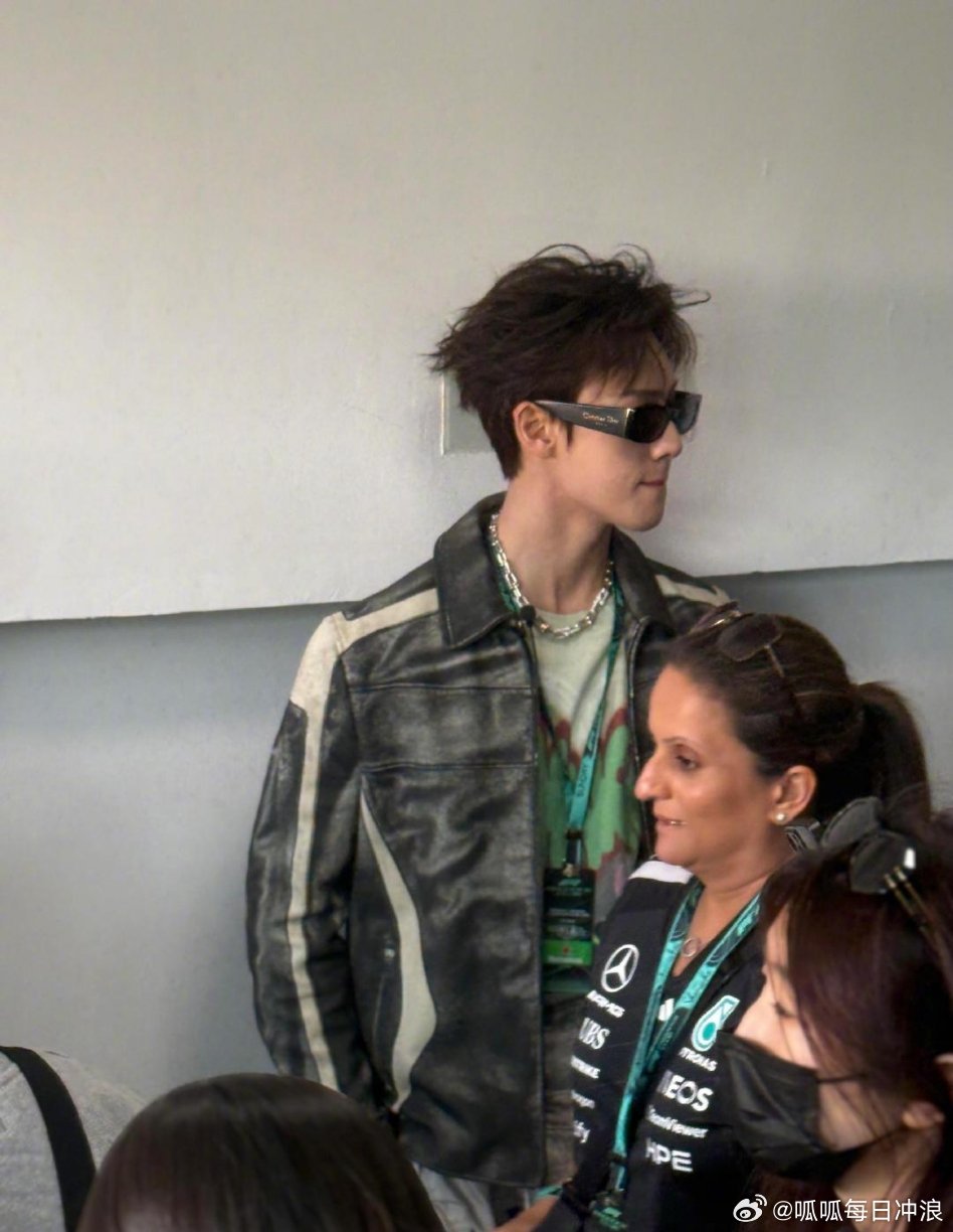 今天现身F1赛场的明星：刘雨昕、李昀锐！两位状态都好好，生图也扛住了