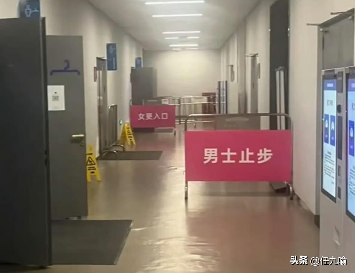 西安，男子刚游完泳正在男更衣室低头穿内裤，结果被一名走错的女子看见，男子发帖要求