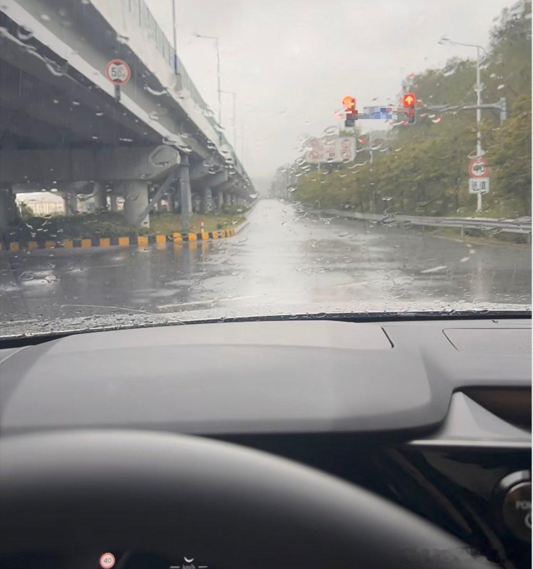 下雨天🌧临时有点事情，晚点到公司，朋友们有问题先留言外汇黄金金价