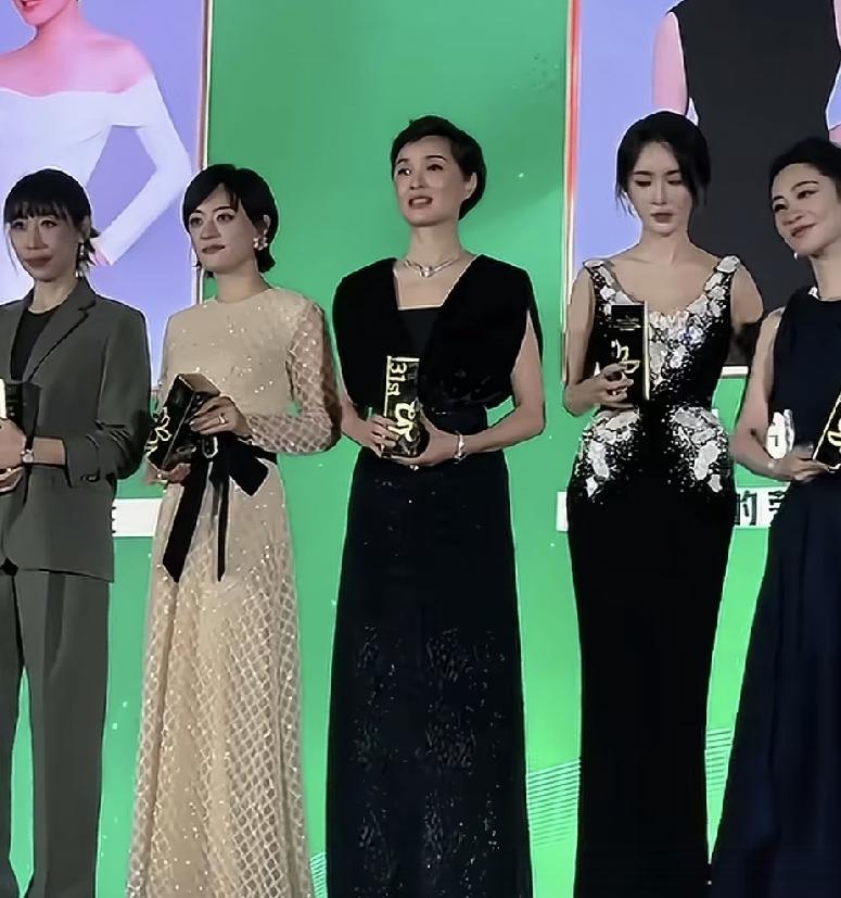 恭喜杨紫啊！[赞][赞][赞]白玉兰最佳女演员。演员也是一份职业，勤勤恳恳，兢兢