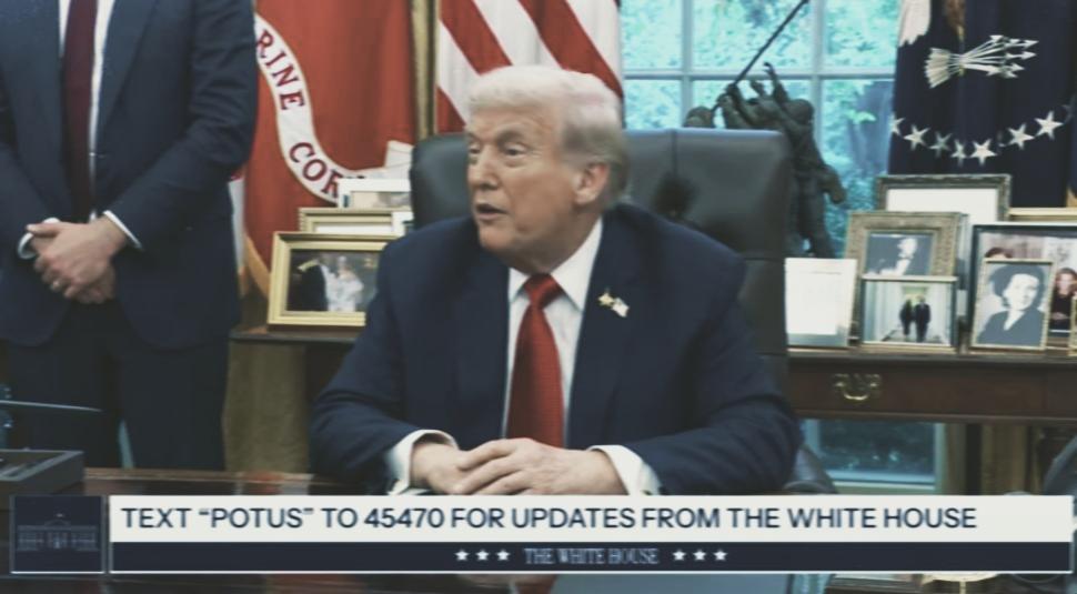特朗普的关税大棒终于砸到了自己。
      美国大豆今年大丰收，豆农们却笑不起