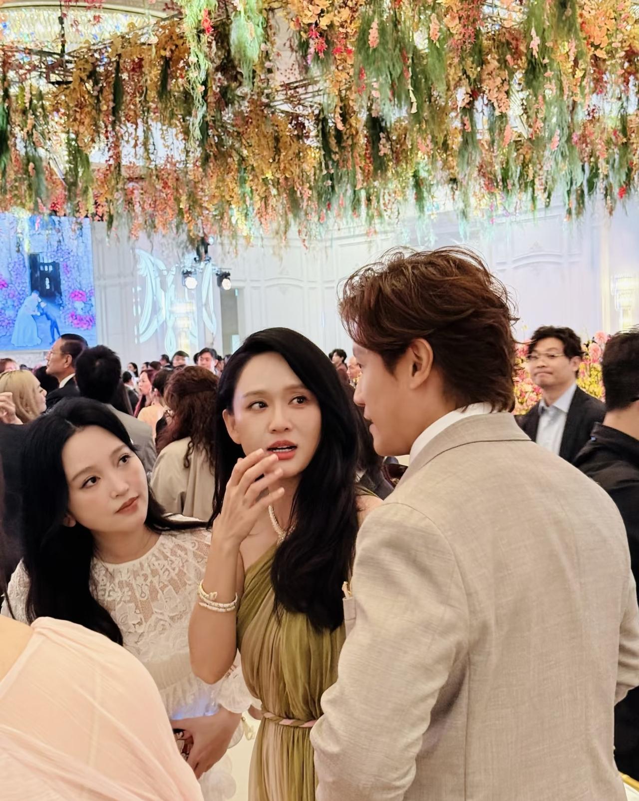 大家发现没有？
何猷君和奚梦瑶在法國婚礼没来的明星朋友们，
今天在他们答谢宴上几
