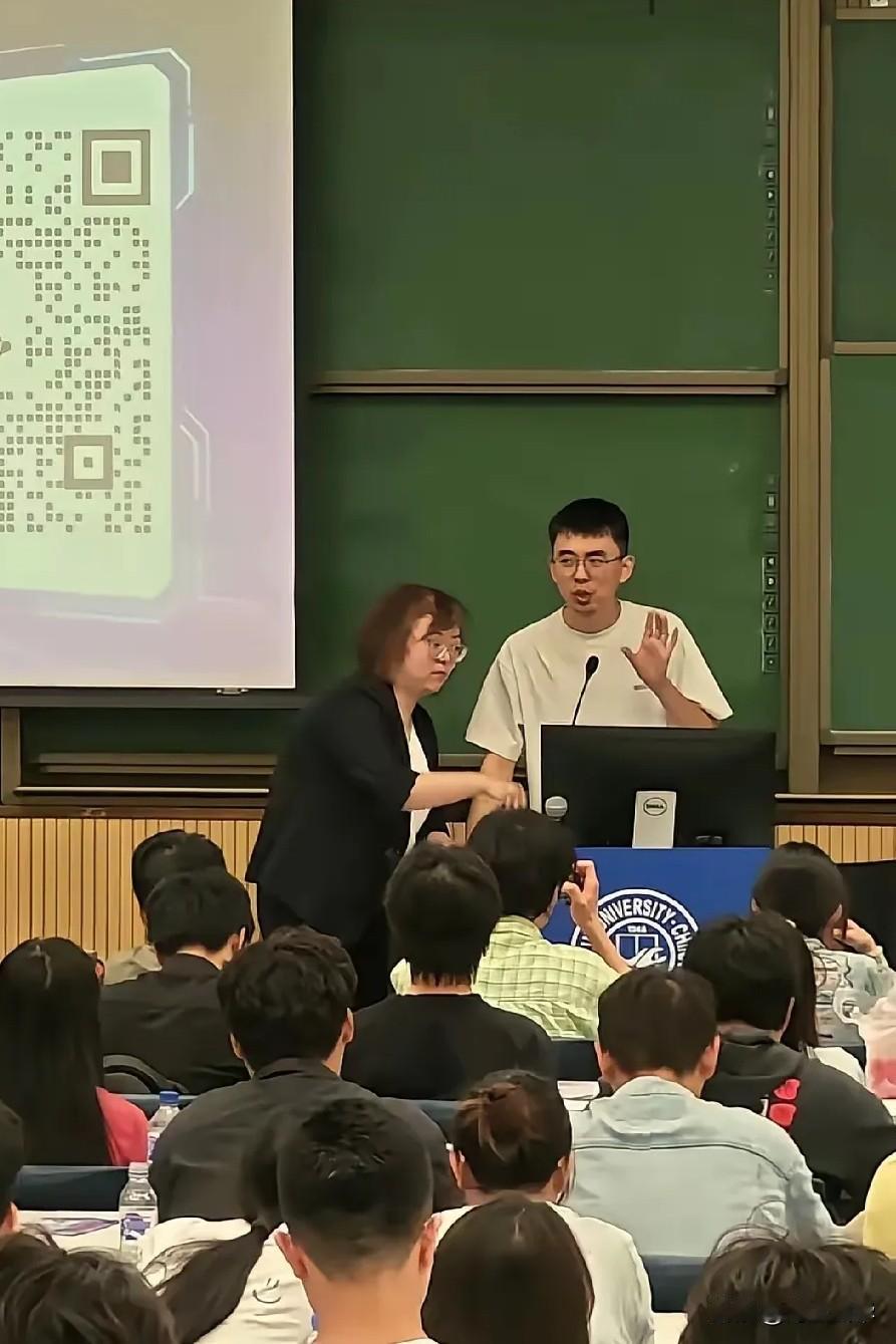 耿同学回吉林大学了，
看宣传海报，
应该是回母校参加校园日活动。
吉林大学真不错