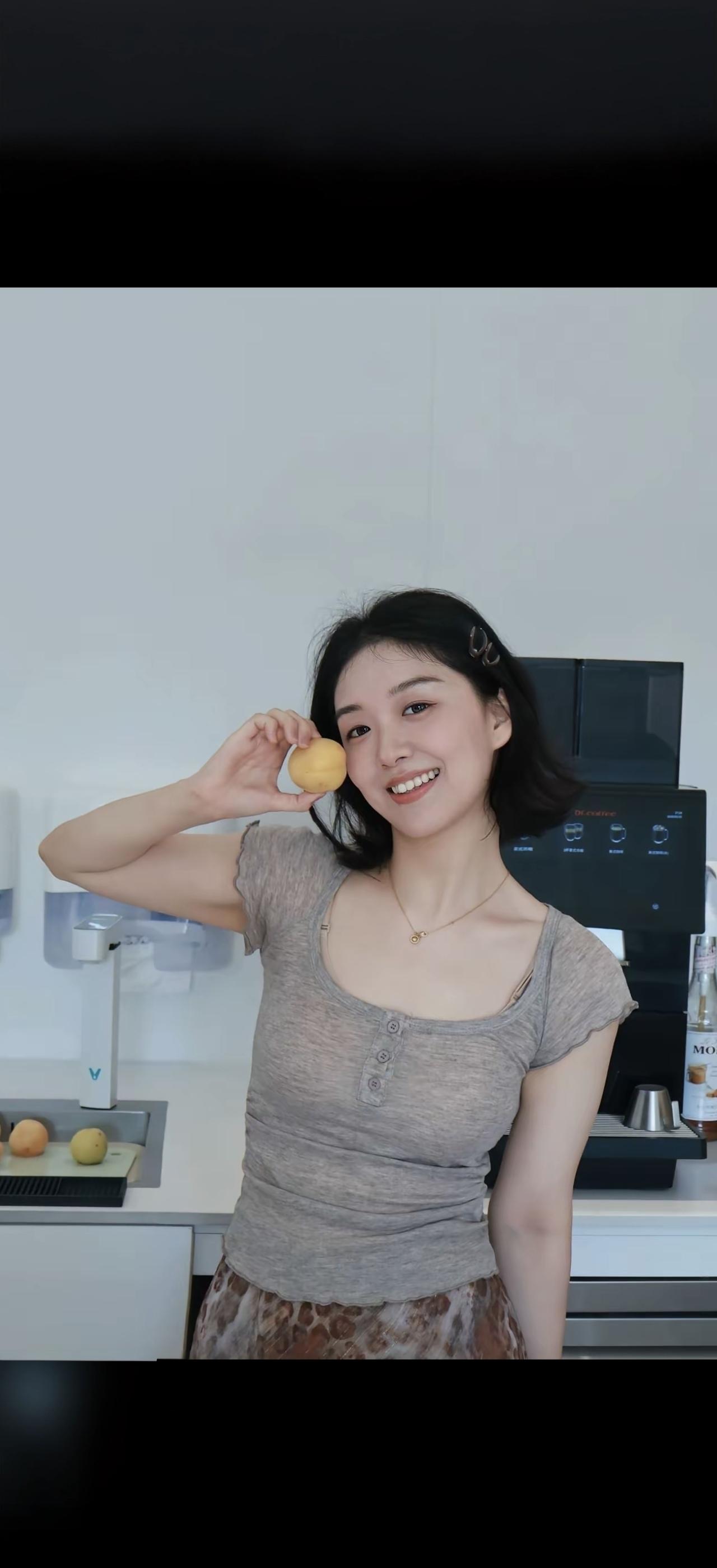 玉盘珍羞直万钱，笑语盈盈暗香牵。