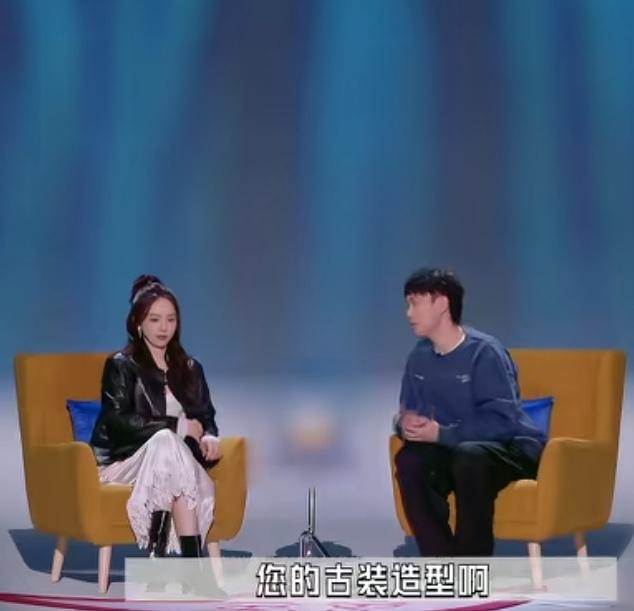 董璇被问现代戏一点水花都没有，有没有考虑一下去跳水！
小北：“您的古装造型，频频