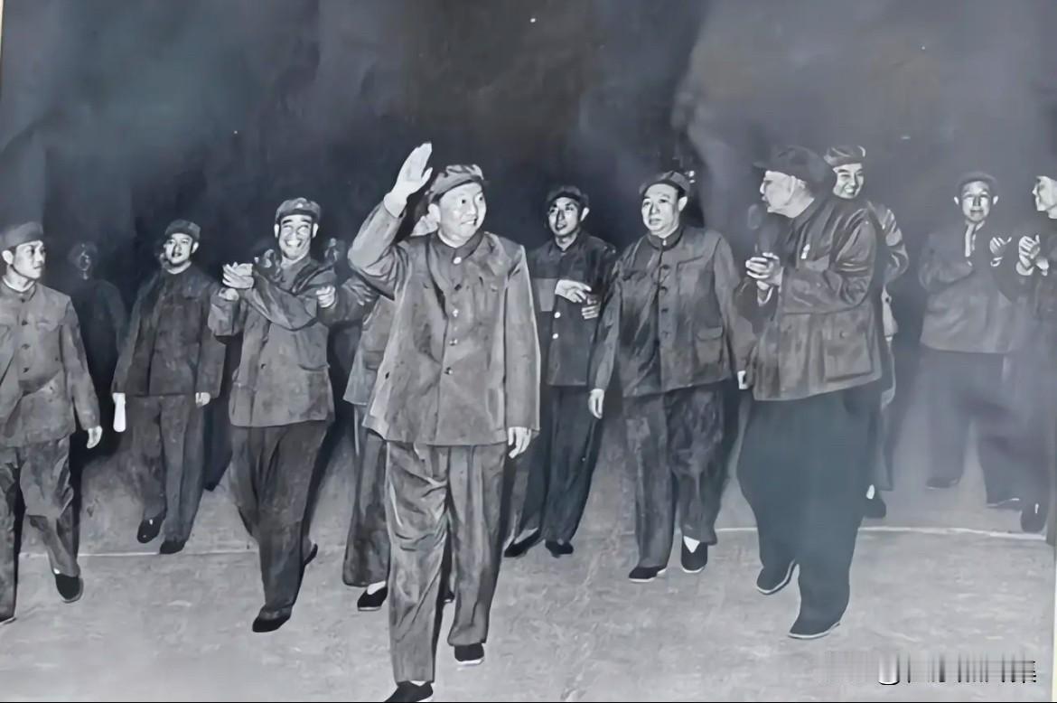 1977年8月3日至8日，华国锋同志在辽宁视察了沈阳、抚顺、鞍山、旅大等地的工厂