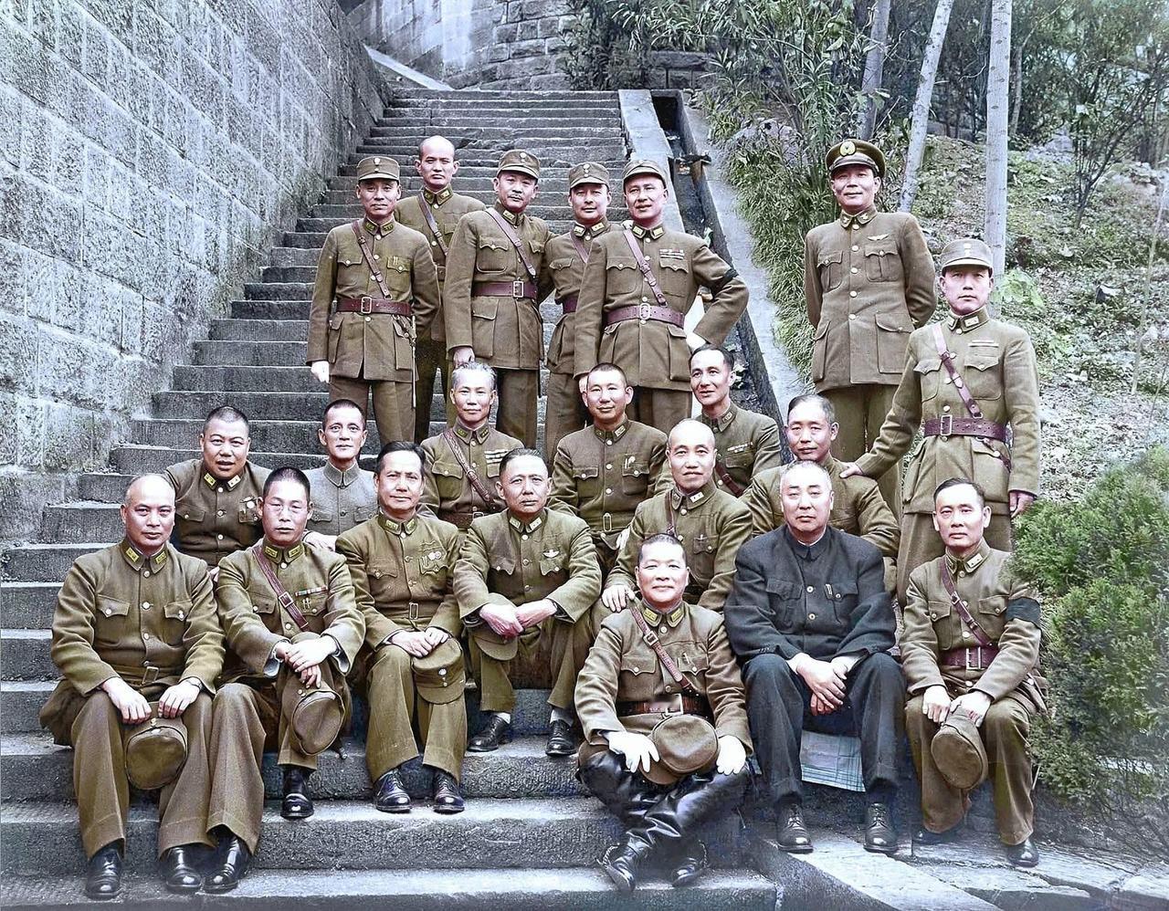 1945年，重庆，KMT第六次全国代表大会召开期间，国军将领历史合影！

不看照