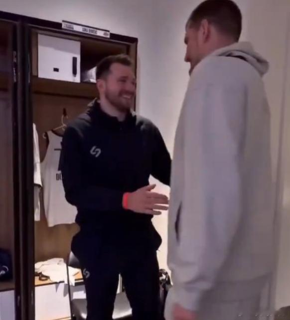 明天早上6点，全明星正赛将正式开打。东契奇和约基奇的更衣室储物柜紧挨着，对此，约