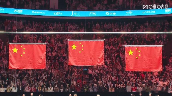 孙颖莎高唱国歌亚洲杯颁奖升起三面五星红旗 亚洲杯女单颁奖，荣耀时刻升起三面五星红