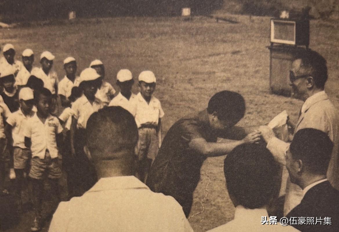 1959年6月28日，台北南港旧庄“国民小学”接受校长马袖宇带领学生向胡适致赠感