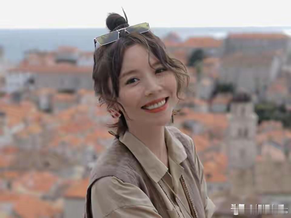 “最惨超女”黄雅莉：没工作没积蓄，34岁生子后住5平米的小屋 