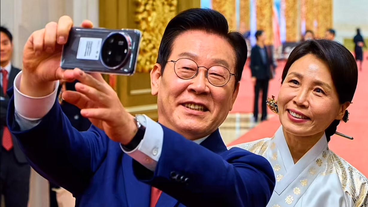 1月5日，韩国总统李在明夫妇访华，人民大会堂举办了隆重欢迎仪式。这是2026年李