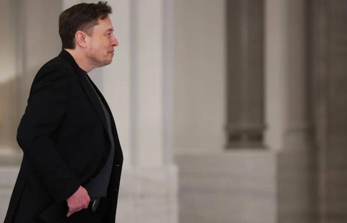 马斯克放话，美国欠的债，AI和机器人不救场，国家1000%要破产。
 
最近财经