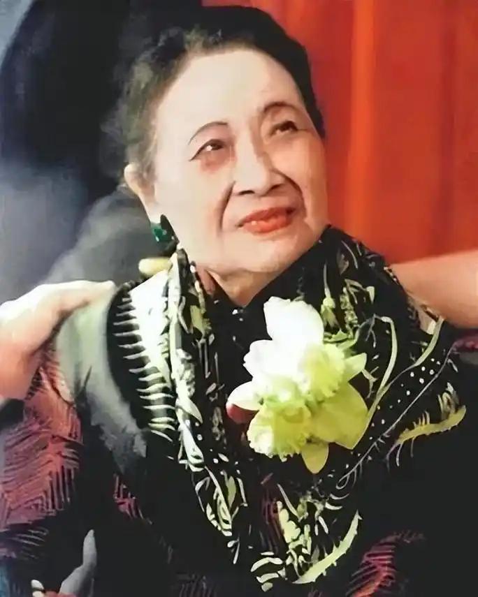 宋美龄106岁去世，贴身厨子回家后不久自尽，事后妻子含泪透露缘由:是上面逼的！