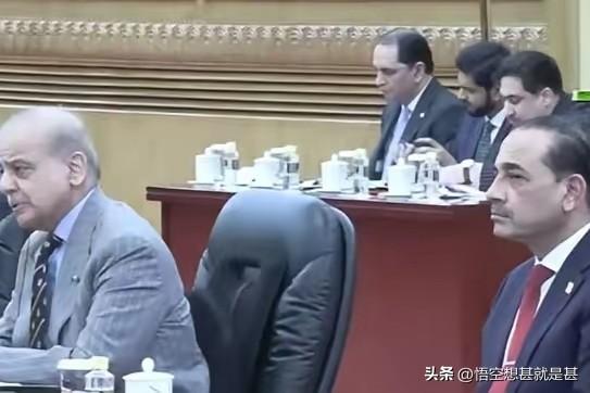 巴基斯坦元帅穆尼尔今天出现在北京参加双边会晤，22号他还伊朗，原以为他无法参与北