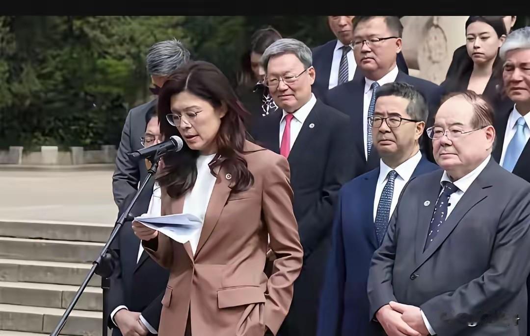 郑丽文大陆行，左手插兜比较引人注目

       她此行最大的看点，仍是坚持一