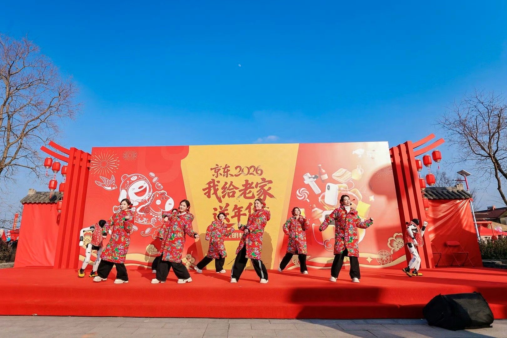 光明村村民领京东AI手机光明村满屏烟火气的年货派送现场，俺真的越看越暖🧨 把年