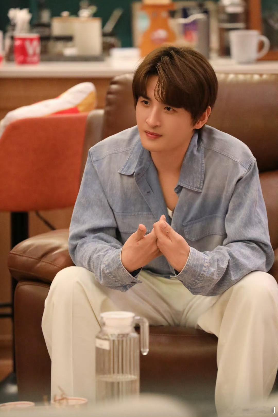 #娱乐[超话]##张远牛仔衬衫# 有点子青春男大了[doge]，帅帅的张远很安心