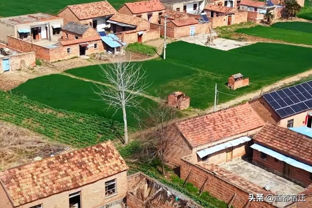 近期，不少自媒体专门拍摄苏北地区农村的老旧房屋，蓄意营造“苏北很穷”的假象，误导