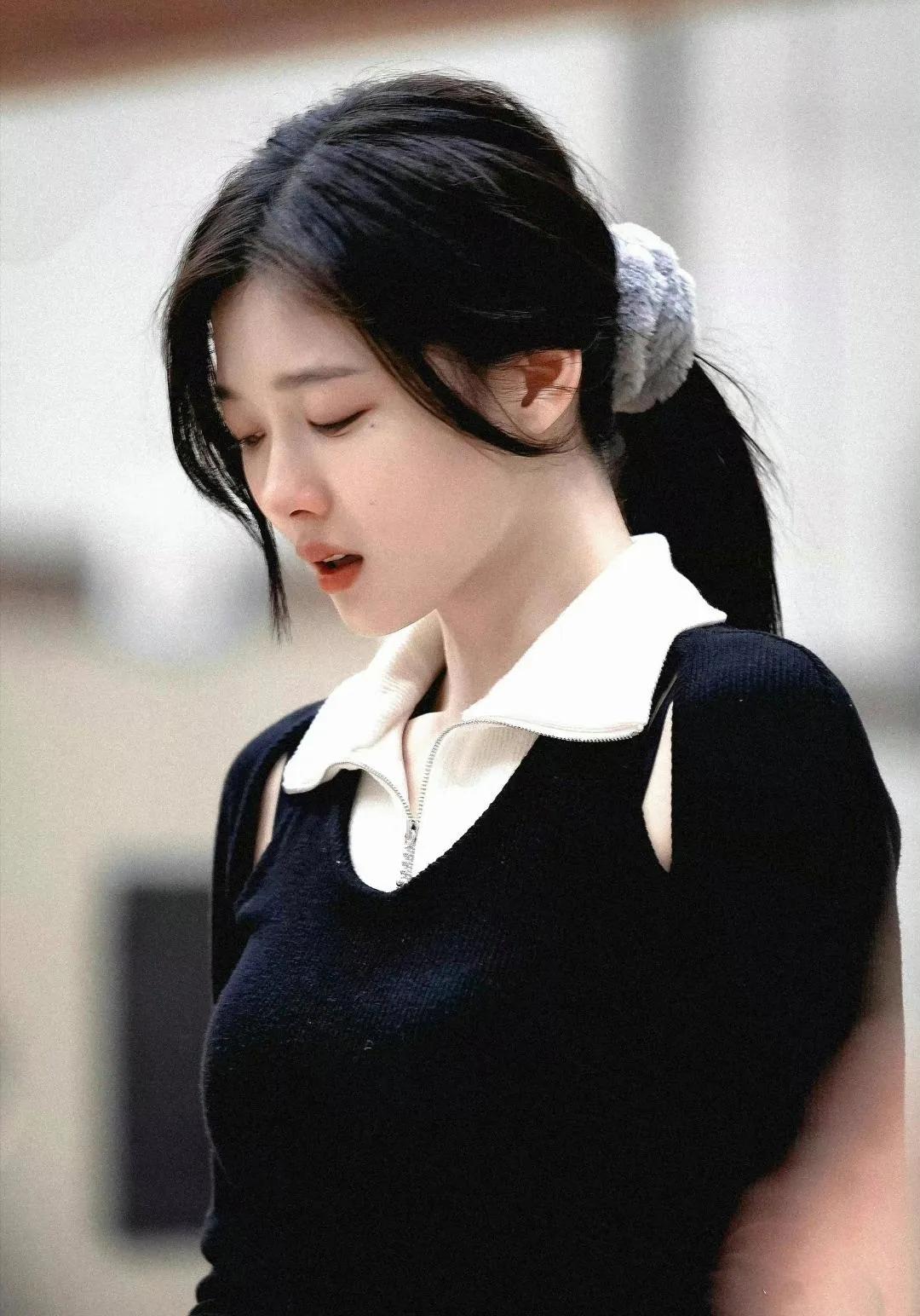 网上流传的一个姑娘哭泣的照片，这才是梨花带雨，我见犹怜。
这个姑娘扎着马尾辫，长