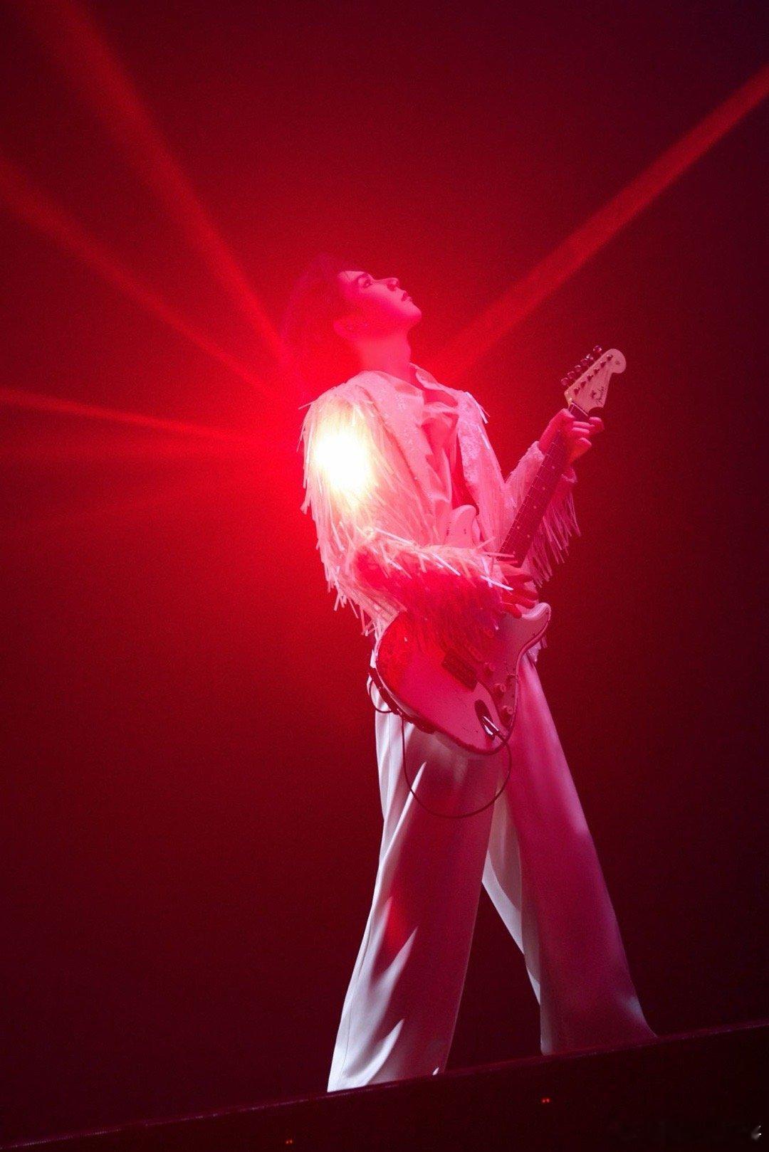 王源晒舞台和合拍  晒出跨年演唱会精彩瞬间，指挥全场点亮手机灯组成梦幻灯海。文案