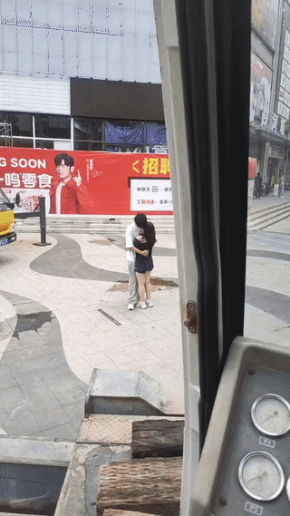 网友在街头拍到一对年轻的小情侣。
女孩似乎是受了什么委屈？
男孩抱着她一直在按抚