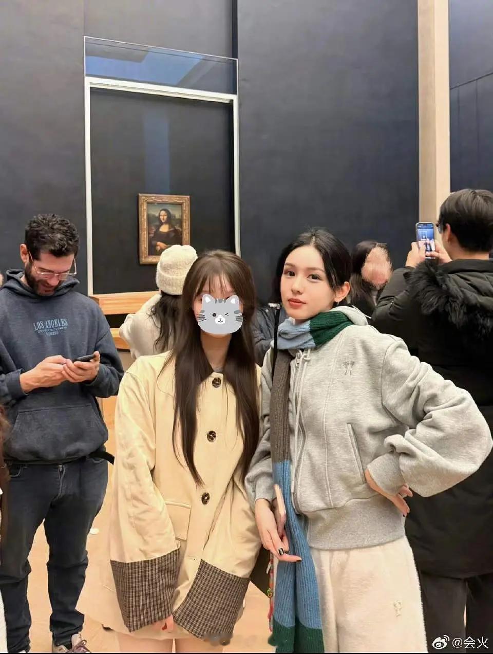 这是周也？？？我真的没认出来，衬得旁边被打码的素人眉清目秀。 