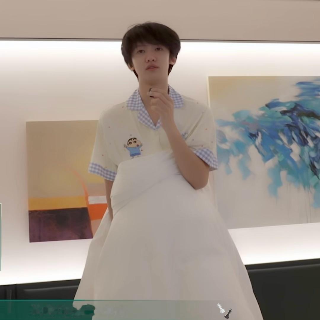 胸口挂着蜡笔小新的小呆呆 