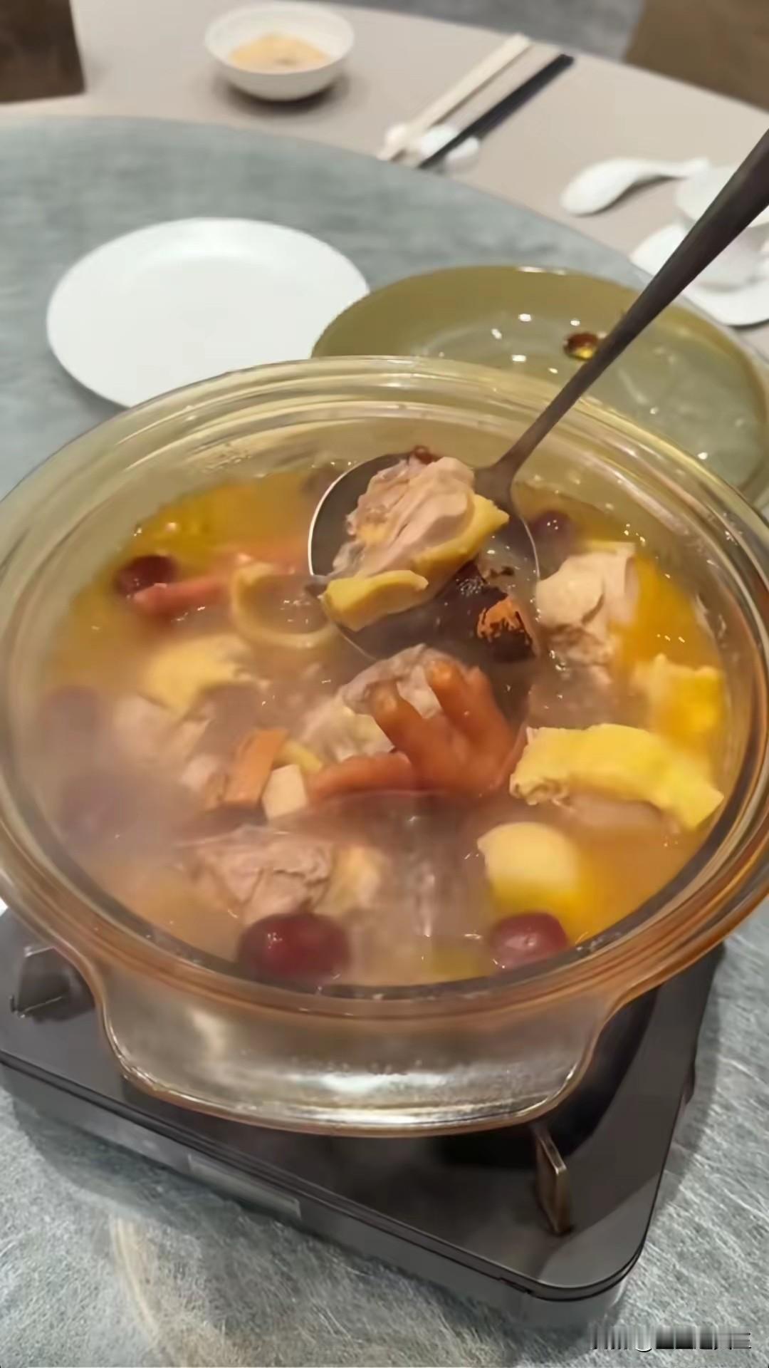 莫氏鸡煲配方全网公开！莫叔毫无保留分享，在家复刻同款美味
 
谁能想到，作为店铺